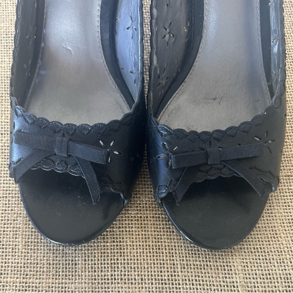 Liz Claiborne Black Kitten Heel Pumps - Picture 3 of 5